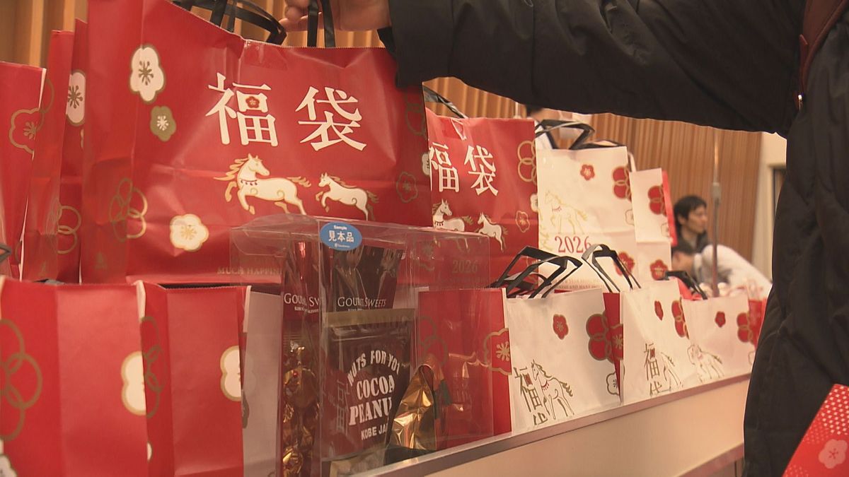 【愛媛】開店前からおよそ4000人が長い列　松山市のデパートで新春恒例の初売り