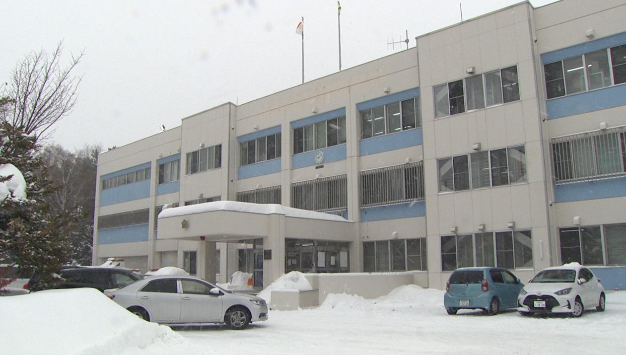 室外機の上に立っていた中国籍の男(44)逮捕「包丁を持ち歩いてはいけないという日本の法律は知らない」