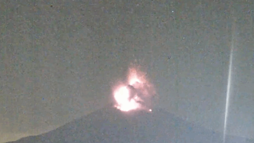 桜島で大爆発的噴火　上空4400メートルまで