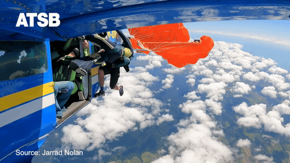 スカイダイバーのパラシュートが飛行機に絡まり、高度4500mで宙吊りに