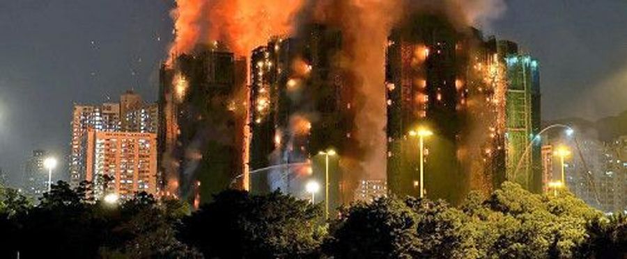 【中国本土のSNS、香港火災の話題一色に　微博（ウェイボー）で閲覧10億回超える投稿も】「建設業者が手抜きをしたのか？　どうしてこんな大規模火災が起き得たのか？」