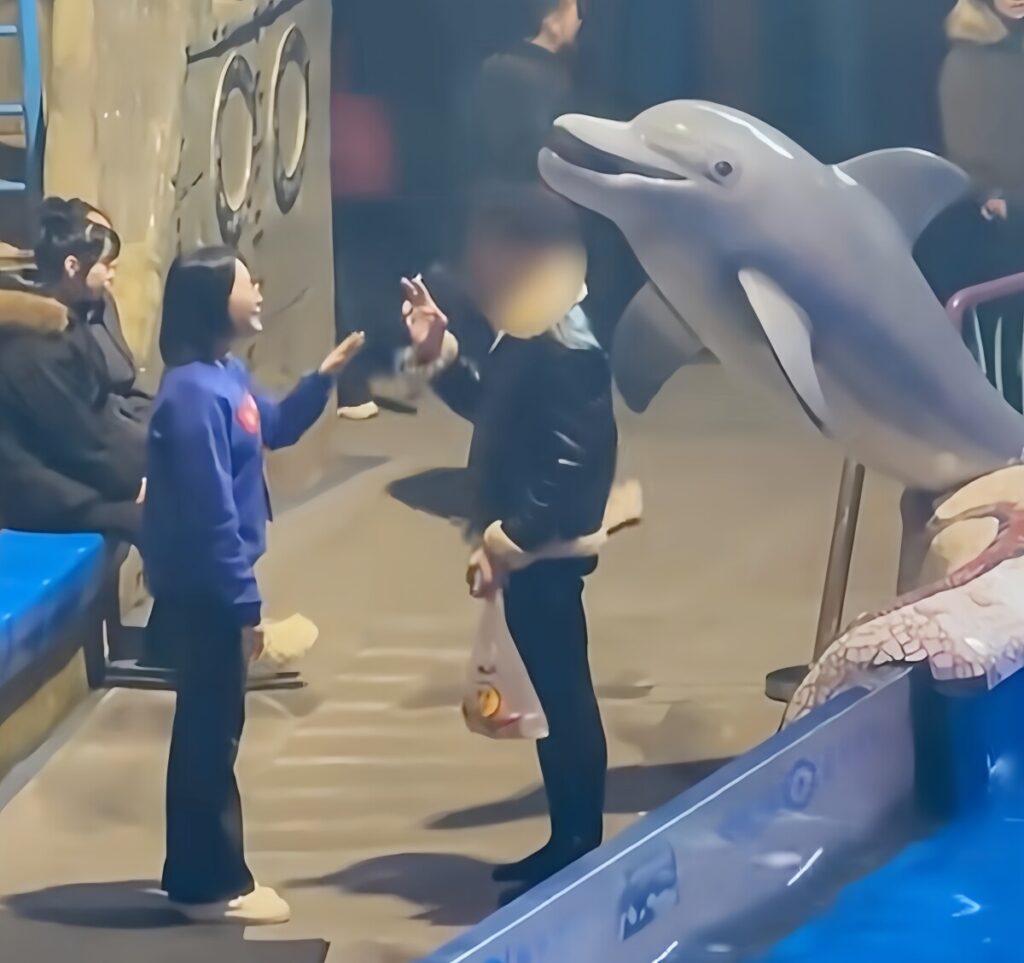 【チャイナ】 水族館のシロイルカ、館内で注意されても喫煙続けた男性に水を吹きかける