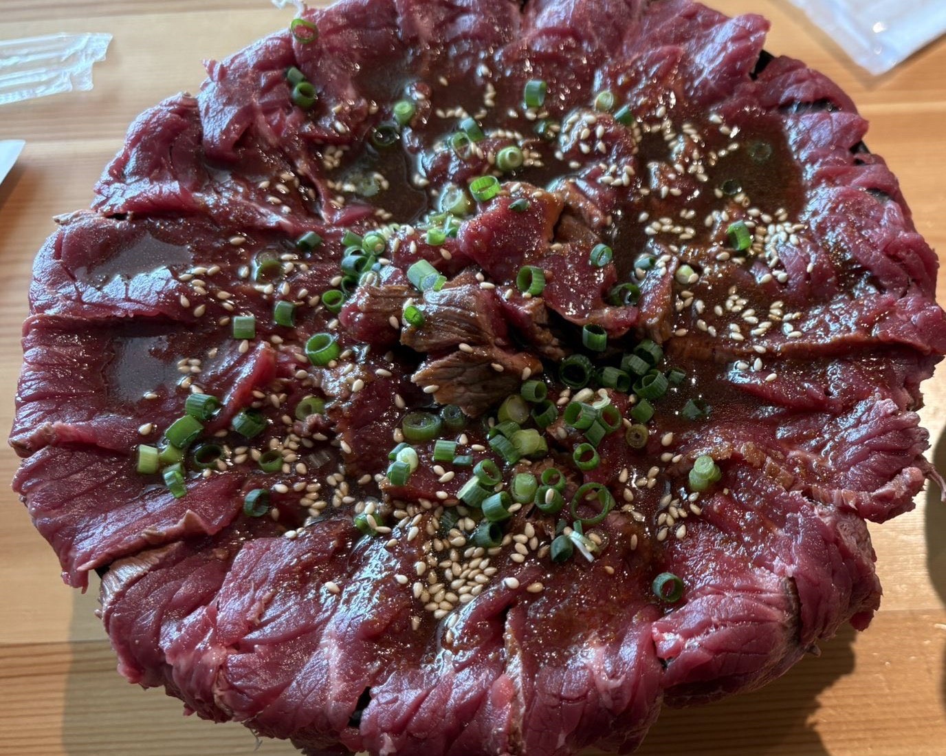 【画像】女さん「レアステーキ丼うまー」→食中毒になる