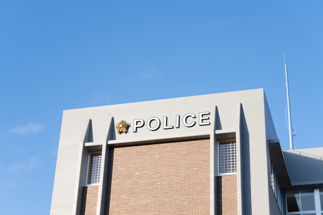 【質問】交番に「5万円入った財布」を届けたら、警察に「あなたの情報を伝えますか？」と聞かれた！ 断ったけど、もし頼んでたら“お礼に1割”もらえてたのでしょうか？