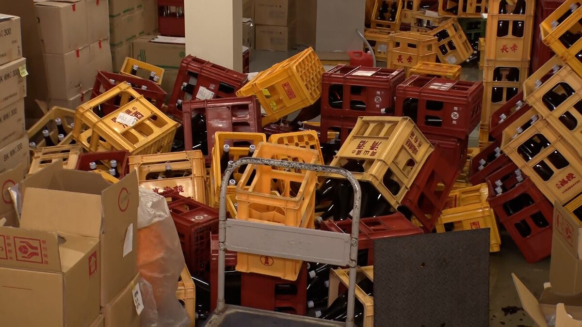 【中継】震度5強の鳥取・境港市の酒蔵で「酸欠注意」　日本酒の瓶2000本以上倒れるも、すぐには片付けられず