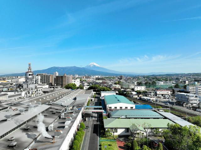 【社会】 静岡・三島の工場で「5、6人刺された」通報　容疑の男を現行犯逮捕 【1人は会話ができない状況】