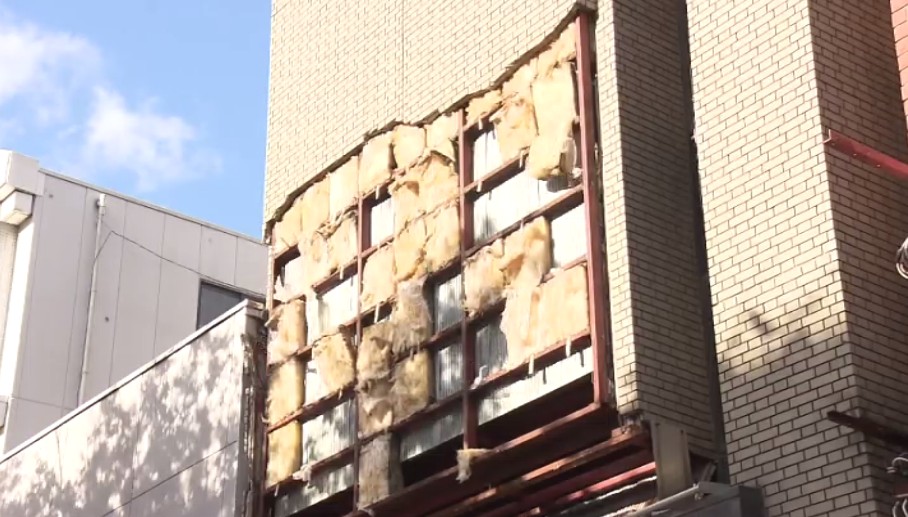 【大阪】5階建てビルの外壁の一部が崩落 「ビルが爆発」と通報 堺市