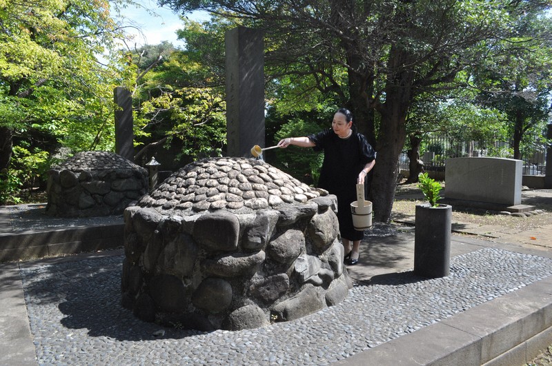 徳川慶喜家の墓じまい、5代目当主が決断　膨大な遺品の引受先探す