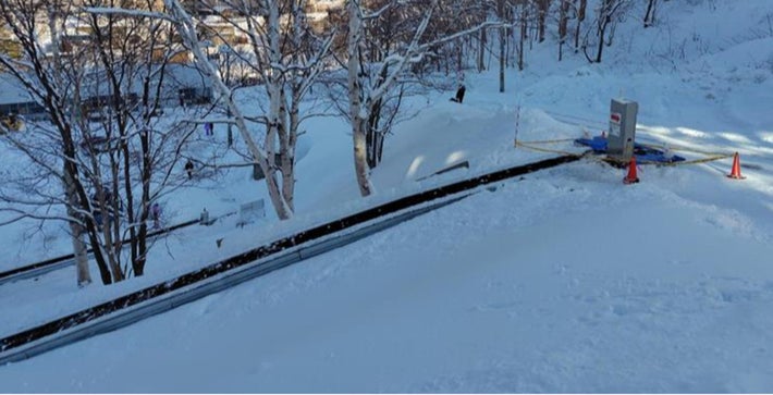 5歳男児がスキー場のエスカレーターに腕を挟まれ死亡　エスカレーターは中国製か