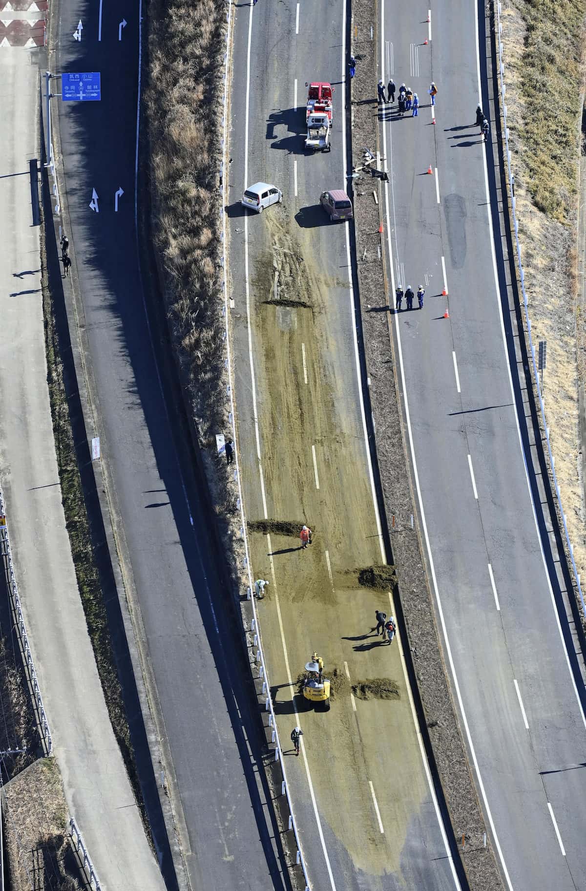 【国道50号】車十数台事故、1人死亡　荷台から茶葉、後続車スリップ－佐野市