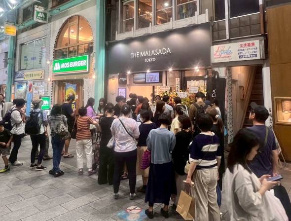 【どーなつ】ハワイのスイーツ「マラサダ」がじわりと人気上昇　ファミマで初週50万個、催事は2時間待ち