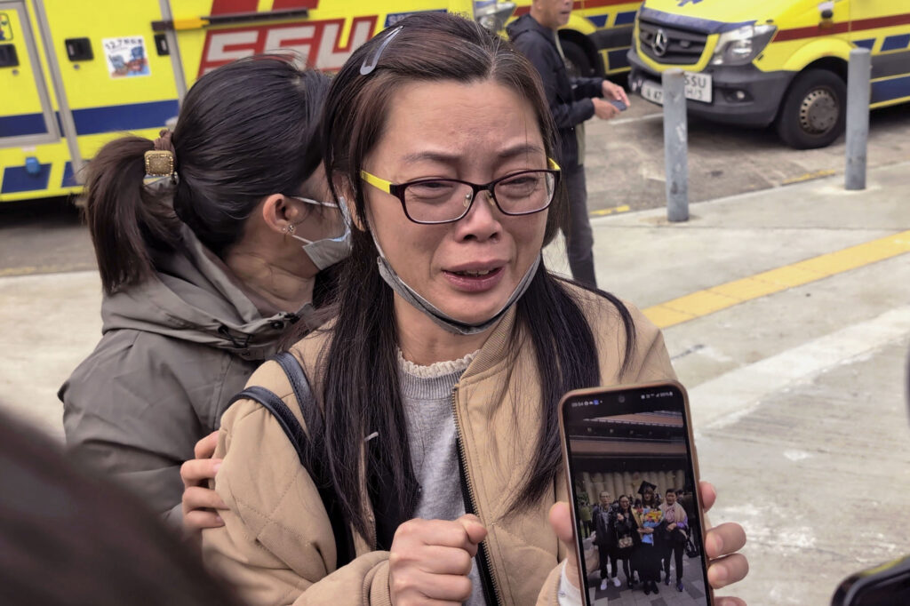 「優秀な娘どこ」と50代母親が号泣　香港火災安否不明、大学卒業直後