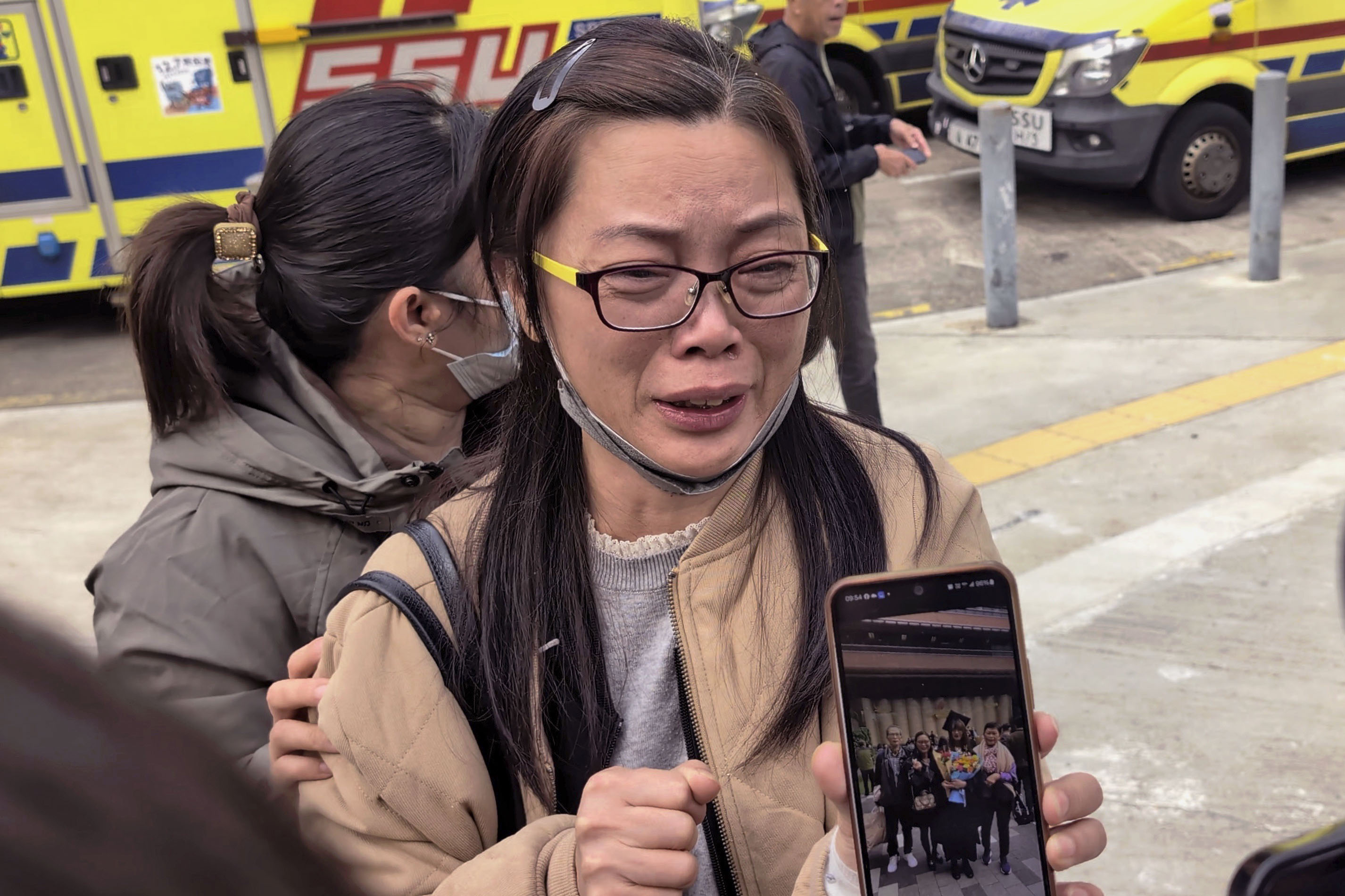 「優秀な娘どこ」と50代母親が号泣　香港火災安否不明、大学卒業直後