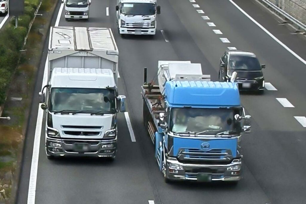 【物流危機】外国人ドライバー拡大、もはや「現場の勘」は通用しないのか？――平均58歳の現場が叫ぶ悲鳴、29歳以下は1割未満