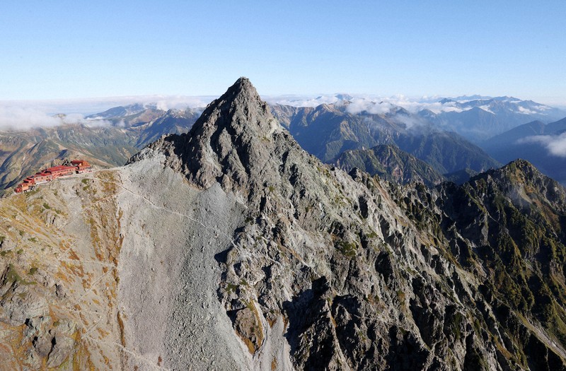 北アルプスの小屋に6人避難　1人が意識不明　強風などで救助困難