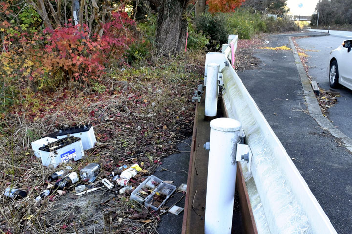 【放射線量高い廃棄物も】双葉・国道6号駐車帯で不法投棄相次ぐ