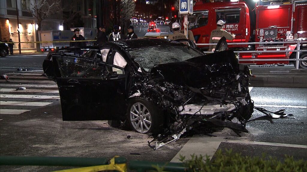 内閣府の公用車が赤信号を無視して車6台が絡む事故を起こす