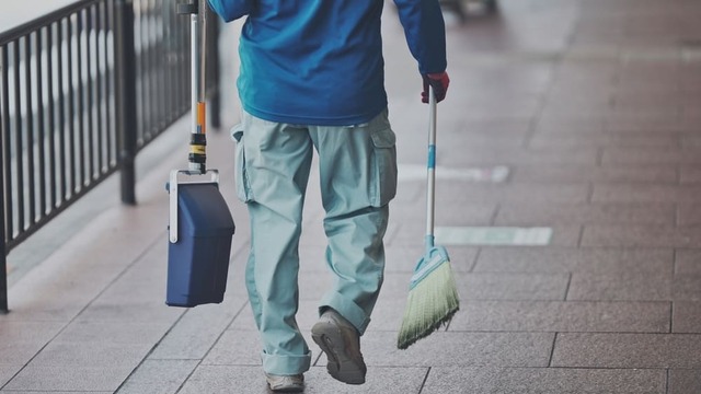 【社会】60歳を過ぎても子育てが終わらず、働き続けなければならないシニア労働者が急増。「息子が仕事を辞めて実家にひきこもり、生活費を稼ぐために…」