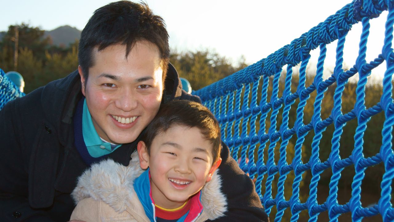 【経済】「平日も家で遊んでくれる父親に育てられました」…留学費用6,000万円も水の泡。資産18億円で20年前にFIREした父が育て上げた、一生働く気のない“自称・投資家”27歳無職の息子