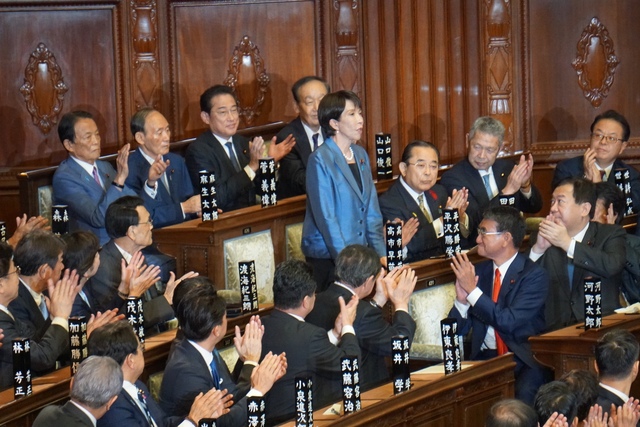 【自民党・結党70年】 女性初の総理総裁誕生も、自民党の支持率は低迷「度量広く政権運営を」
