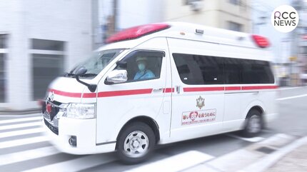 交通事故で救急搬送中にストレッチャーが横転　男性（70代）が鎖骨骨折などの大けが