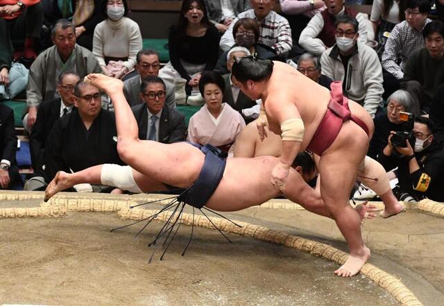 【大相撲初場所8日目】6年ぶり天覧相撲で2横綱2大関が全滅の大波乱　大の里は伯乃富士に完敗　豊昇龍は大栄翔に苦杯、館内騒然