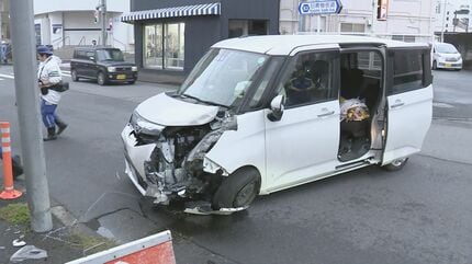 【東京】父親が運転…乗用車が信号機の柱に正面衝突 乗車していた8歳の男の子が死亡 青梅市