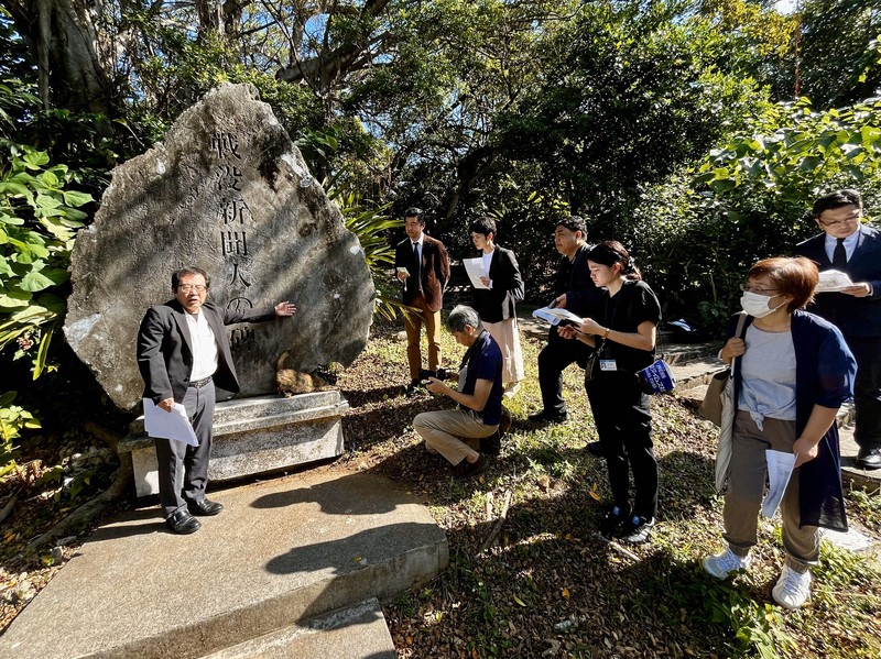 沖縄戦で犠牲「戦没新聞人の碑」で慰霊祭　戦後80年で決意新たに…毎日・琉球新報・沖縄タイムス・朝日・共同・時事から約20人が参列