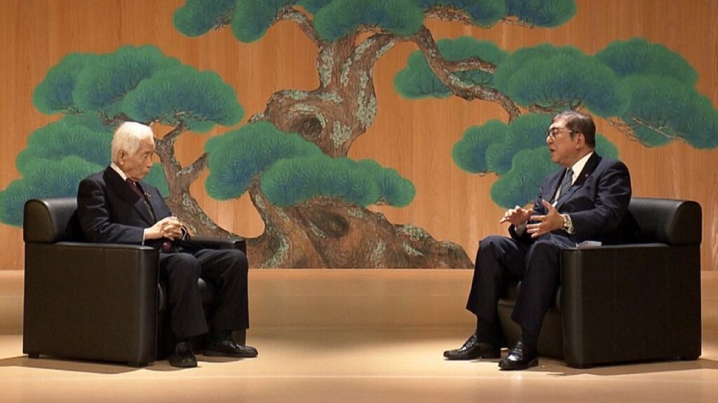 石破前首相が土足で能舞台に上がりソファで対談、苦言相次ぐ　RSK山陽放送は養生を施した状態で収録と説明