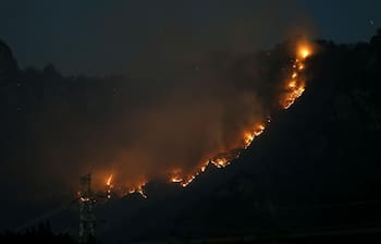 【群馬】妙義山火災で消火活動再開、県と自衛隊が9日から　地上から近づくのは困難