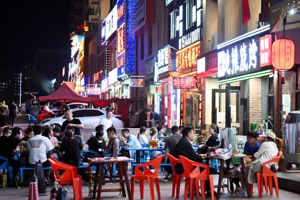 外国人「えっ！？日本ってなんでこんな感じで歩道で飯食える店がないの？世界では常識なのに…」