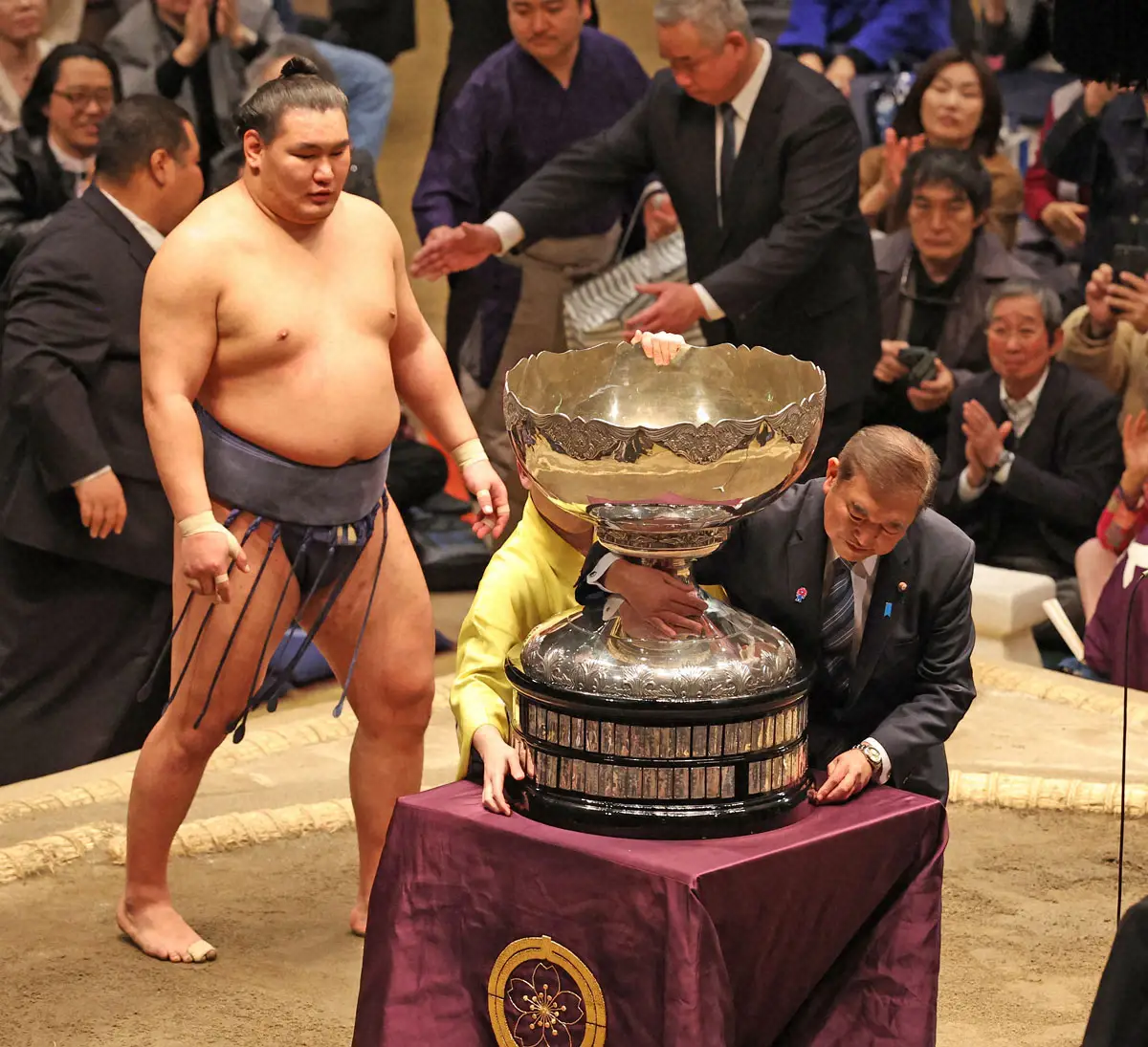 初の女性首相誕生で大相撲の内閣総理大臣杯の授与はどうなる？