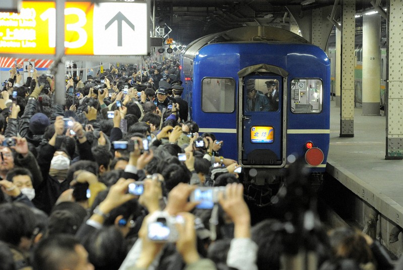 ホームに響いた「安月給！」エスカレートする撮り鉄の迷惑行為