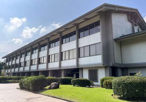 鹿児島県立図書館には、なぜカバンを持ち込めない？　禁止事項減らすのが全国の流れなのに…「通行の妨げ」「本の持ち去り防止」が理由ですが、さて？