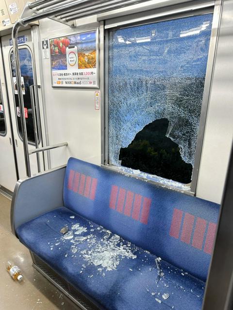 【埼玉】走行中の列車のガラス割れ乗客けが　東武東上線、「シカ」の目撃情報