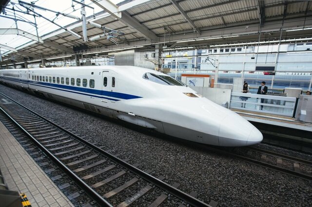 【社会】「もう子連れゾーンを作ってくれ…」グリーン車で赤ちゃんギャン泣きでもスマホに夢中の子持ち様。静寂を求める大人と相容れない現実