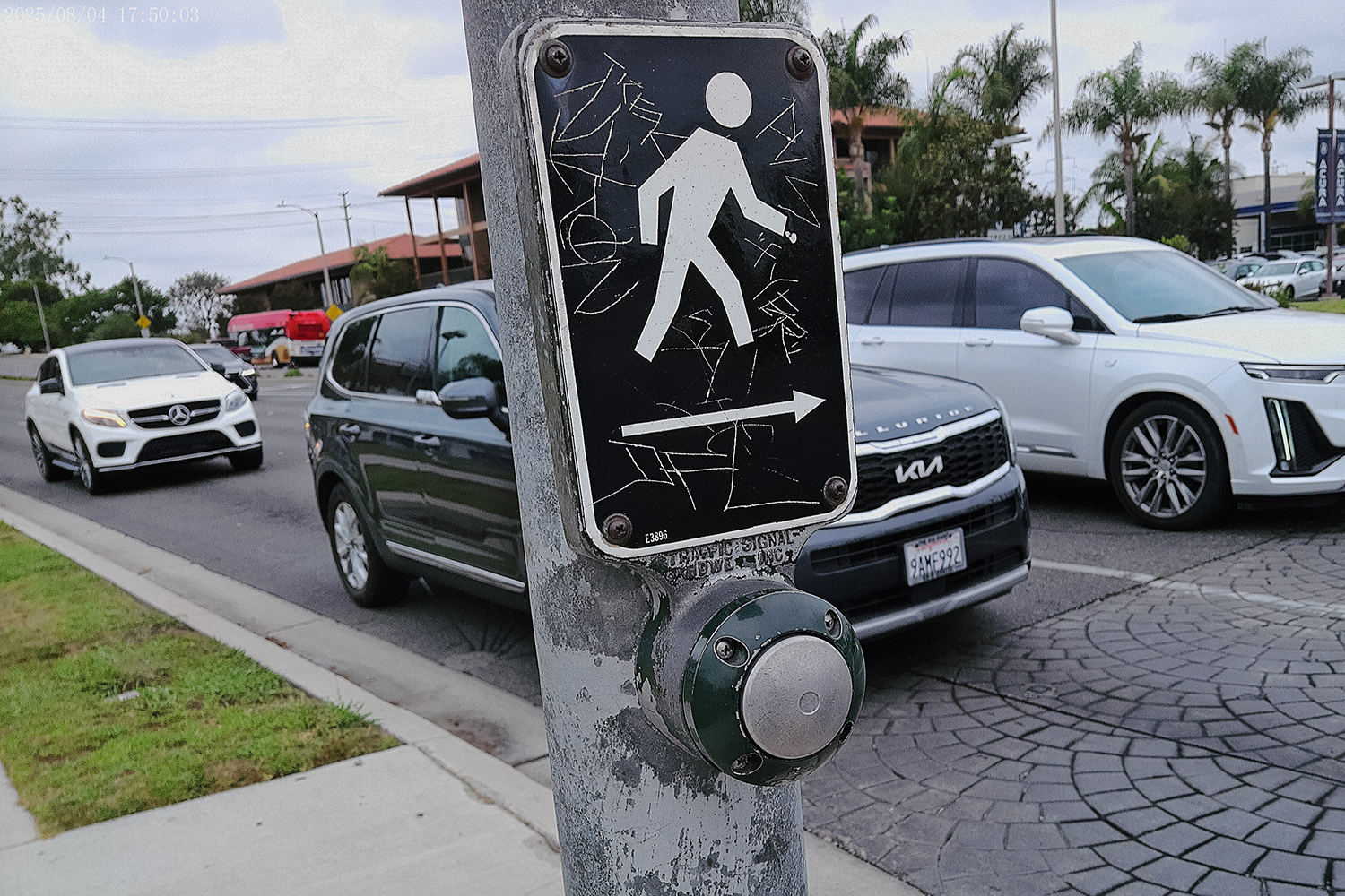 アメリカ人「歩道の押しボタン式横断機で渡れるのって初めてみた。日本ならではでは?」
