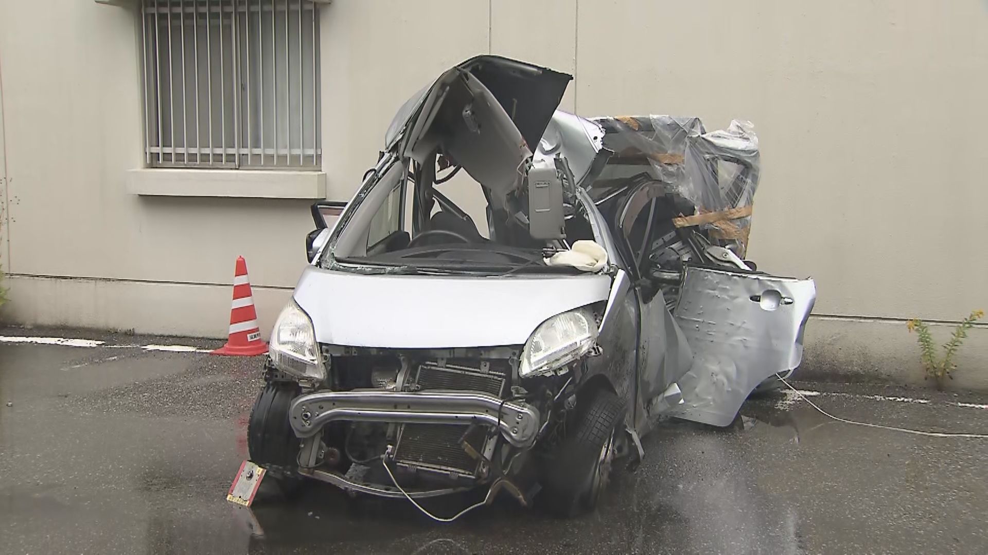 【滋賀】軽乗用車が電柱に衝突 10代とみられる女性2人が死亡 運転の20歳男性は肋骨を折る重傷 彦根市