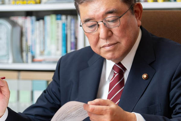 【イキイキ】石破茂氏の”オタ活”に反響集まる「世界でいちばん見ていたい表情」「驚いてる少年のよう」