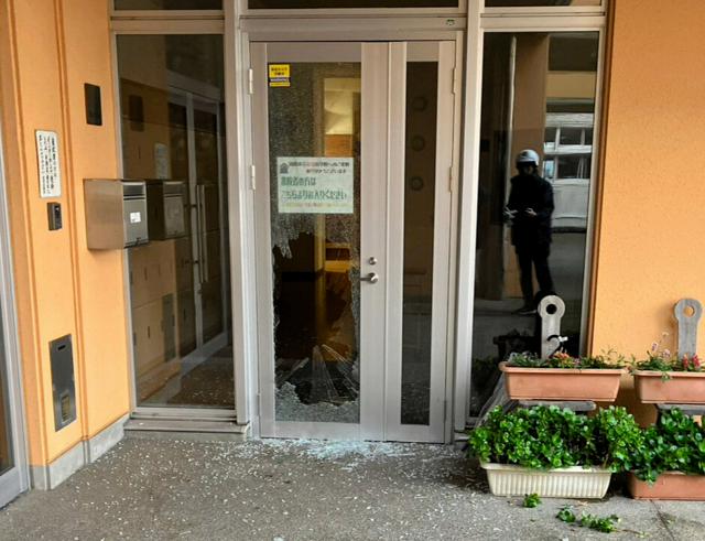 山形の小学校にクマ 校舎の窓ガラス割って立ち去る 学校は臨時休校