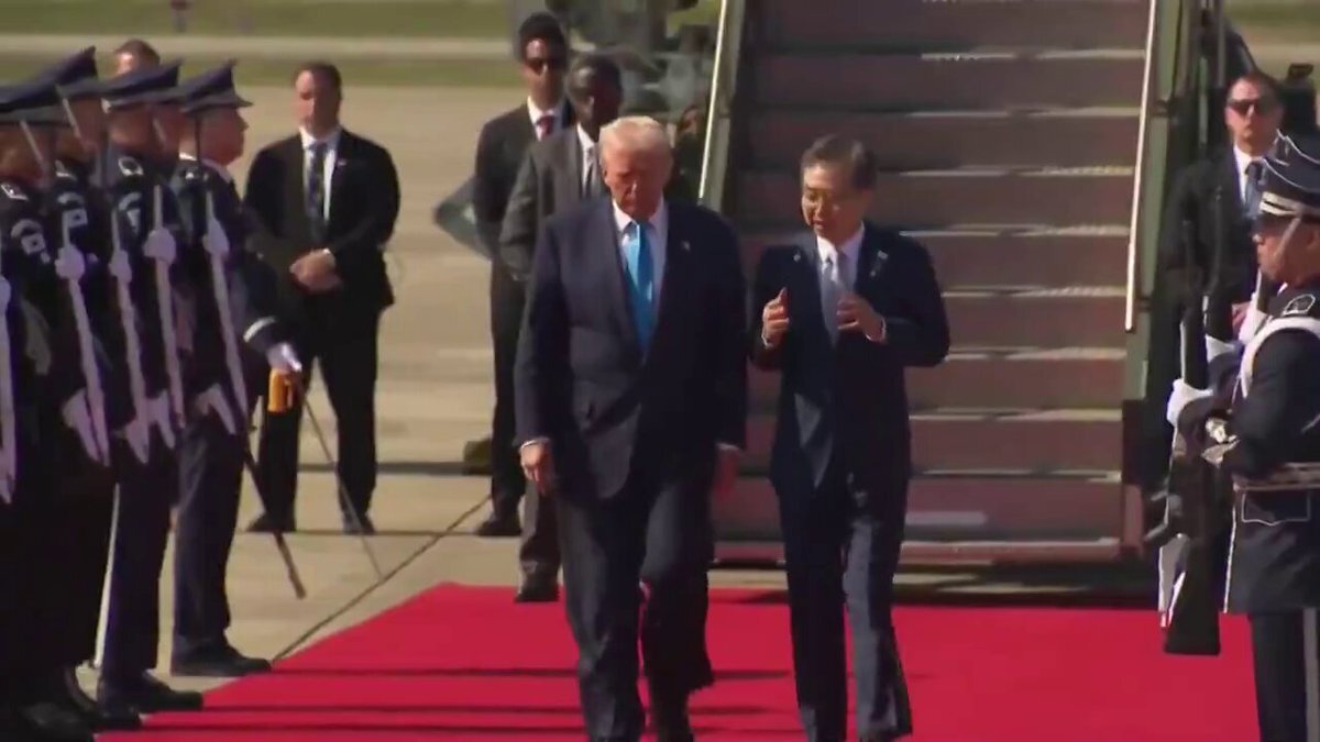 韓国到着時のトランプ大統領。日本に来た時とテンションがえらい違うと話題に