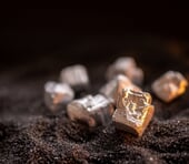 【まじか】中国、レアアース「武器化」で自滅へ。日本が南鳥島開発で資源覇権を握る日