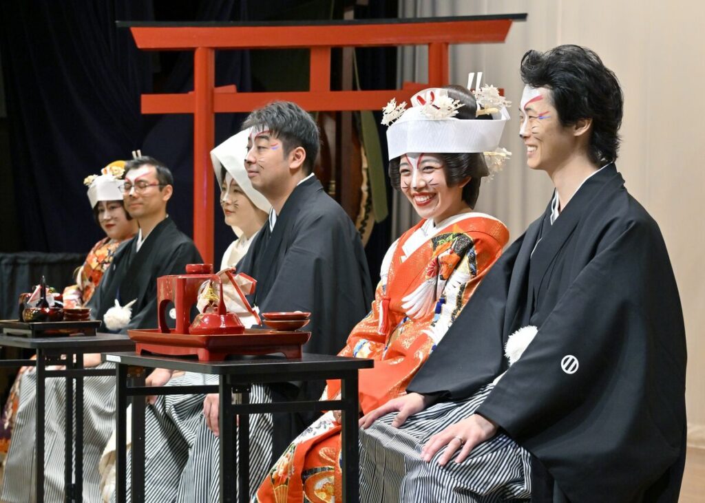 【栃木】 キツネ化粧の花嫁ら、笑顔で練り歩く 栃木県さくら市で「きつねの嫁入り」