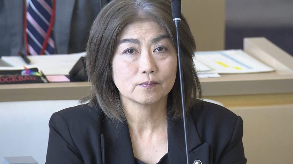 【悲報】伊東市長「私は今日、市長を卒業します！」記者「任期を務められなかったので中退では？」