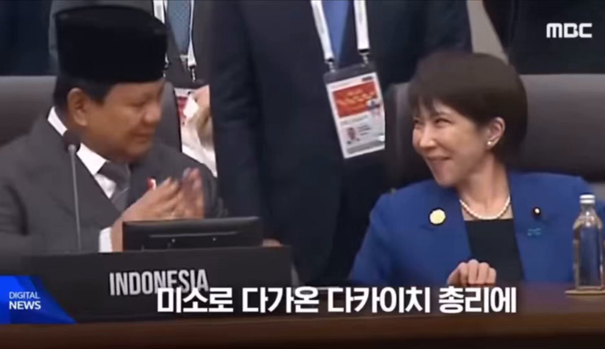 【圧倒的コミュ力】インドネシアのプラブウォ大統領を横目でチラチラ様子見 →→ ここぞというタイミングで椅子ごとアプローチし笑顔で積極的にコミュニケーションを図る