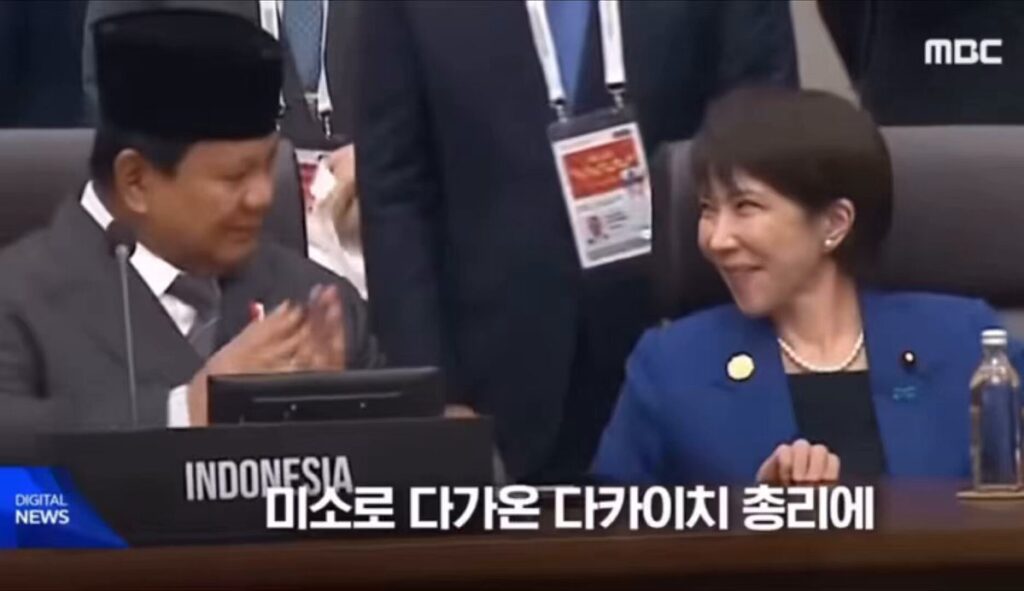 【圧倒的コミュ力】インドネシアのプラブウォ大統領を横目でチラチラ様子見 →→ ここぞというタイミングで椅子ごとアプローチし笑顔で積極的にコミュニケーションを図る