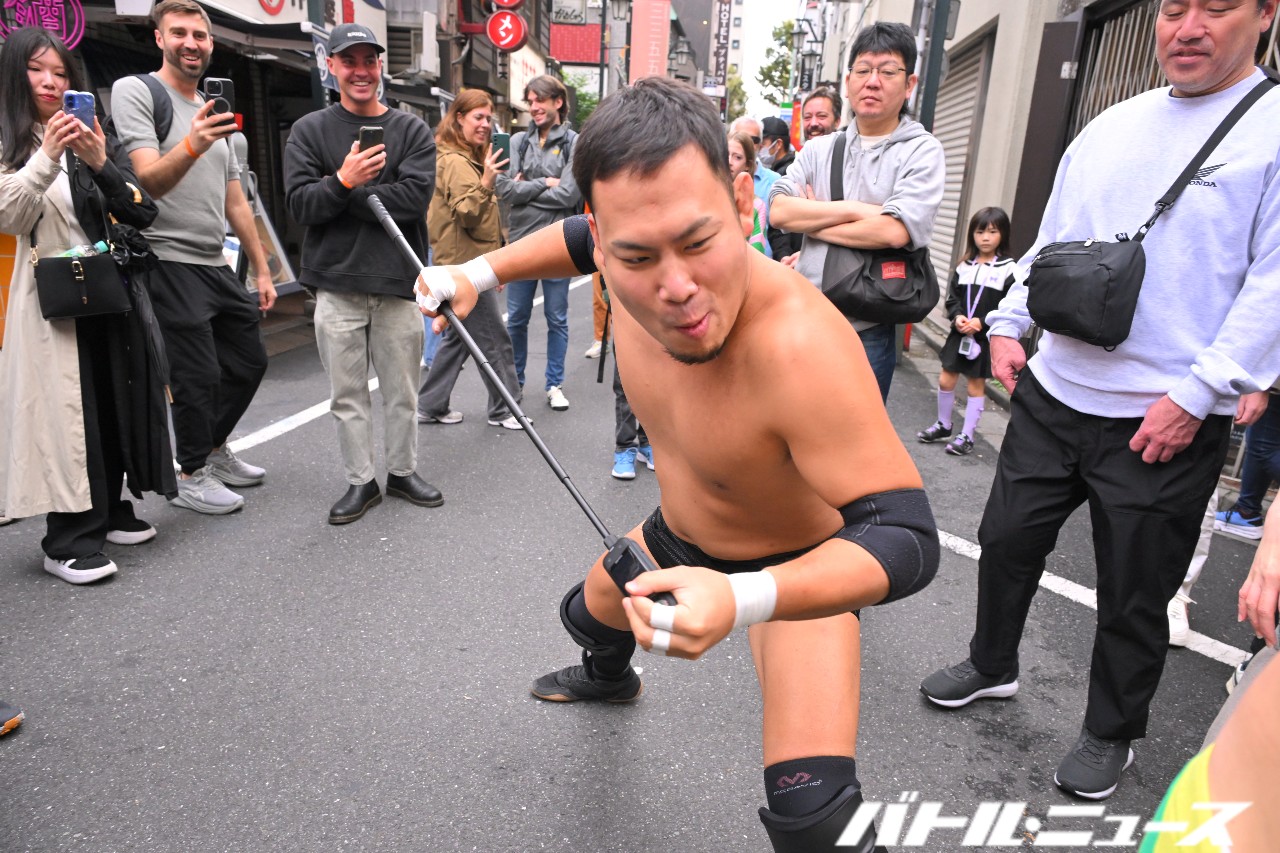 【プロレス】気が狂ったお坊さんが外国人から奪ったカメラでプロレスラーをぶん殴る珍事件が発生！