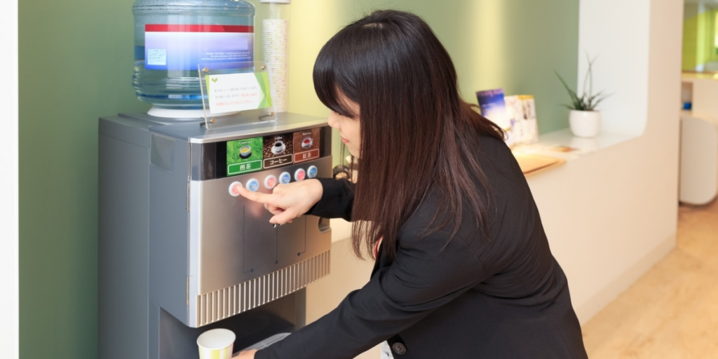 パン屋で何も買わず、ウォーターサーバーから水筒にチャージして帰る客…窃盗になる？