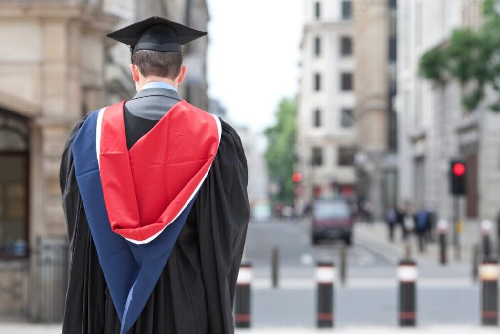 【国際】もはや大卒に何の意味が？ 借金して大学を出ても「商品を並べる仕事」しかない…英シティから警告の声