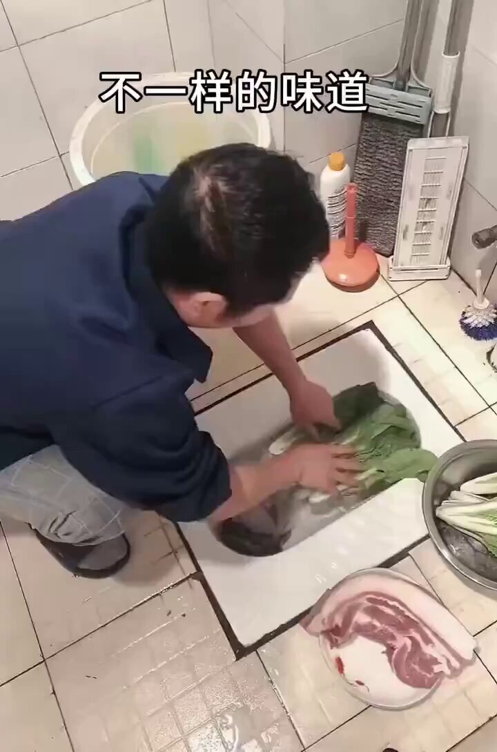 便器で食材を洗う中国人